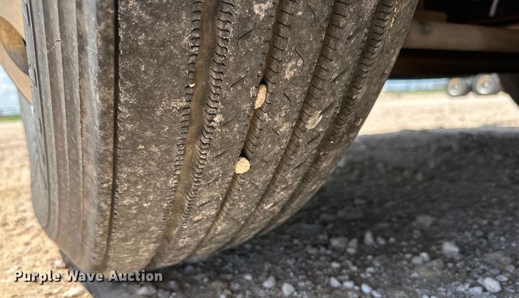 image for item ZA0422 2020 Peterbilt 579 semi truck