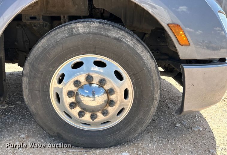 image for item ZA0422 2020 Peterbilt 579 semi truck