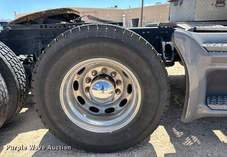 image for item ZA0422 2020 Peterbilt 579 semi truck