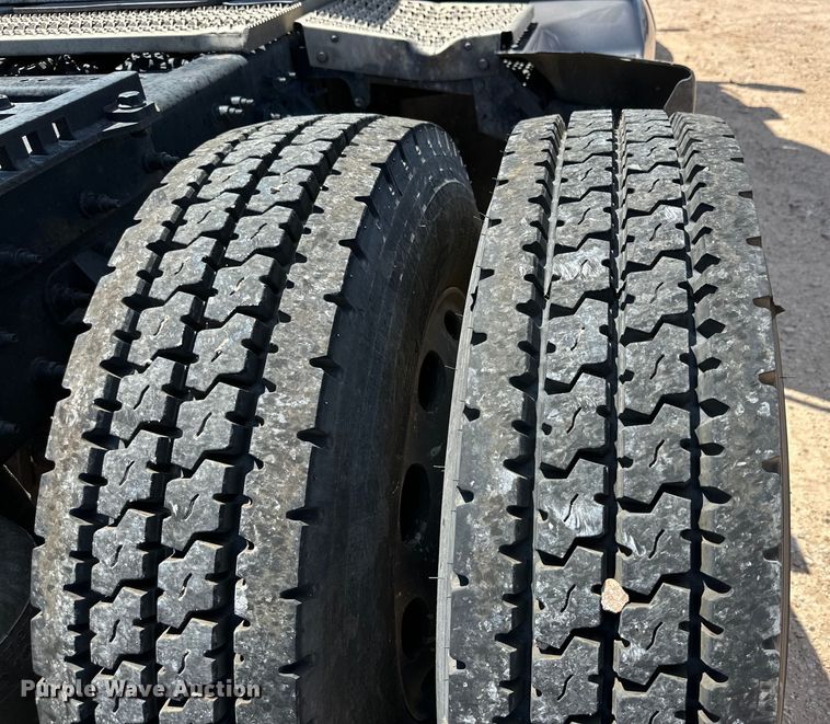 image for item ZA0422 2020 Peterbilt 579 semi truck