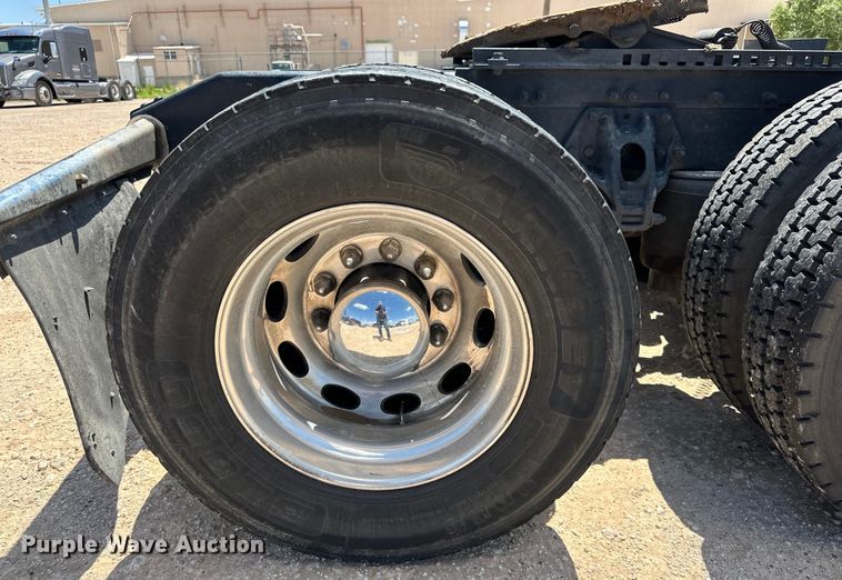 image for item ZA0422 2020 Peterbilt 579 semi truck