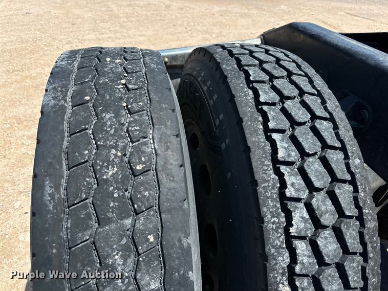 image for item ZA0422 2020 Peterbilt 579 semi truck