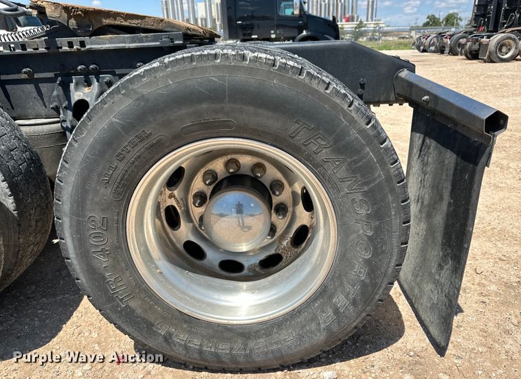 image for item ZA0422 2020 Peterbilt 579 semi truck