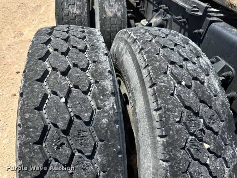 image for item ZA0422 2020 Peterbilt 579 semi truck