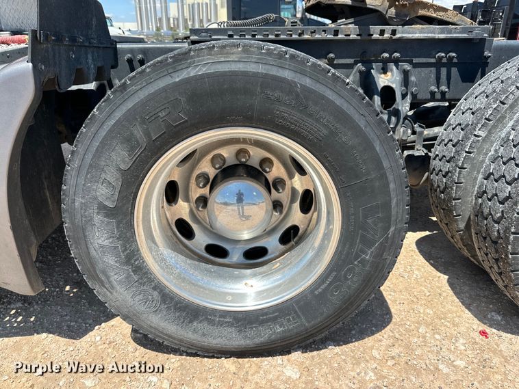 image for item ZA0422 2020 Peterbilt 579 semi truck