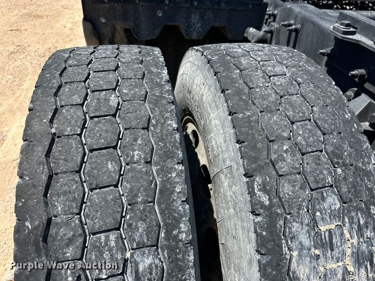 image for item ZA0422 2020 Peterbilt 579 semi truck