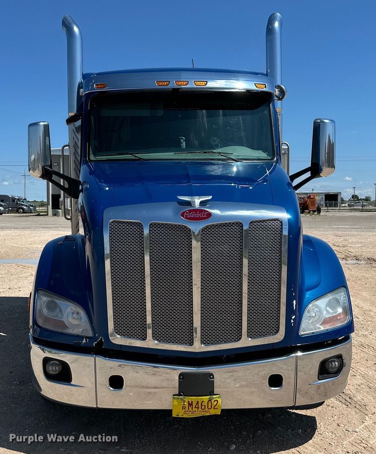 image for item ZA0423 2020 Peterbilt 579 semi truck
