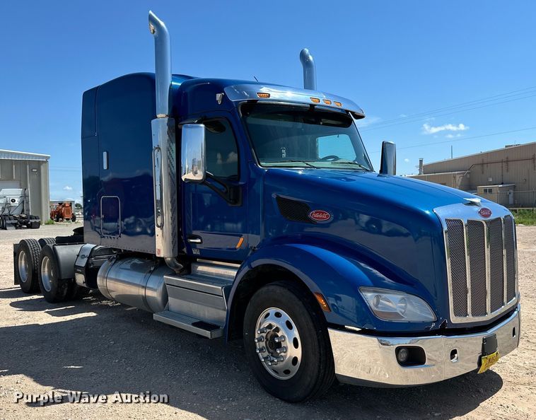 image for item ZA0423 2020 Peterbilt 579 semi truck
