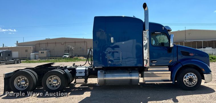 image for item ZA0423 2020 Peterbilt 579 semi truck
