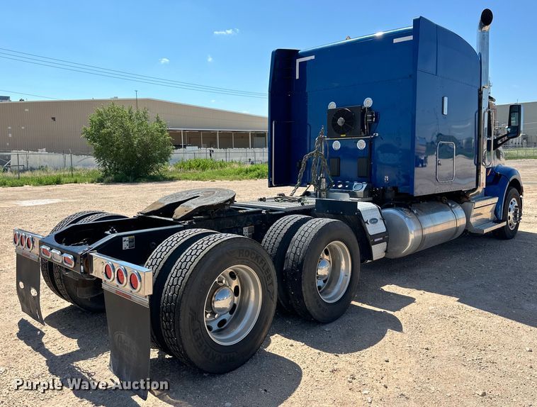 image for item ZA0423 2020 Peterbilt 579 semi truck