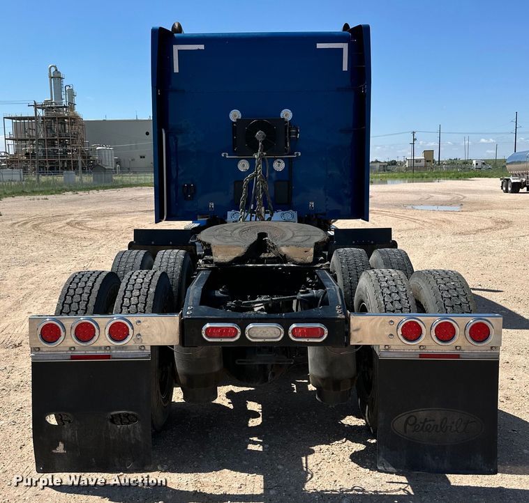 image for item ZA0423 2020 Peterbilt 579 semi truck