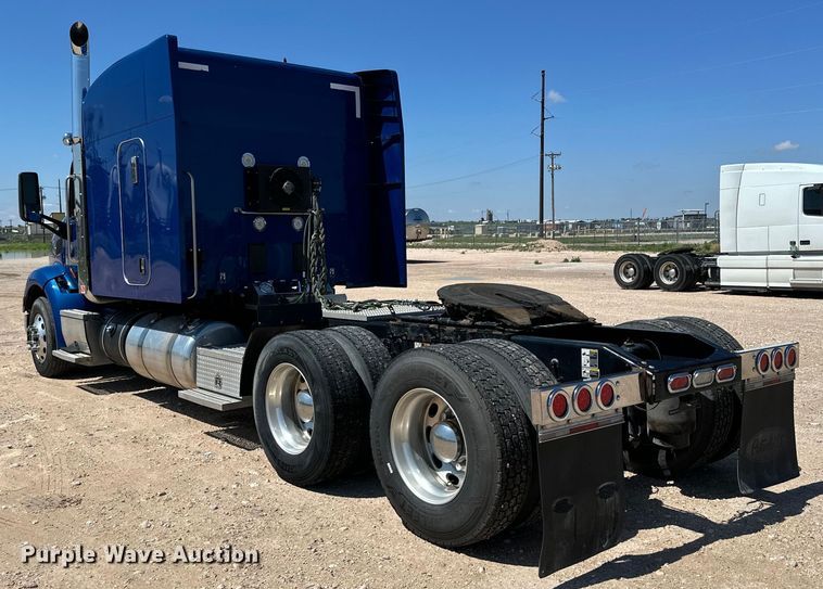 image for item ZA0423 2020 Peterbilt 579 semi truck