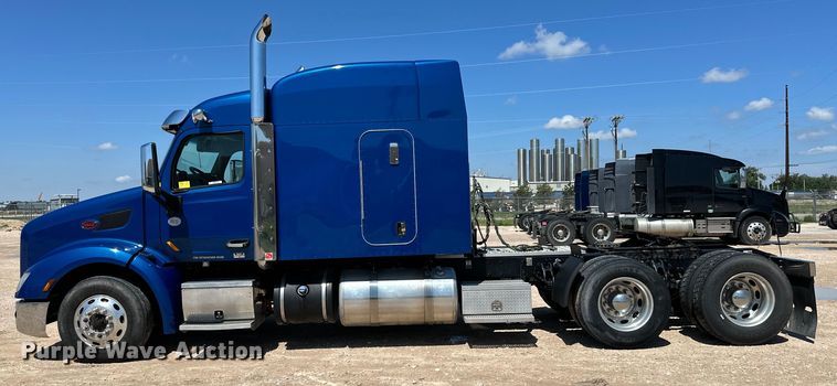 image for item ZA0423 2020 Peterbilt 579 semi truck