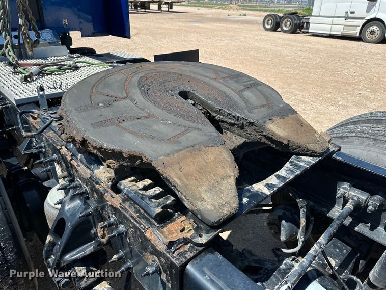 image for item ZA0423 2020 Peterbilt 579 semi truck