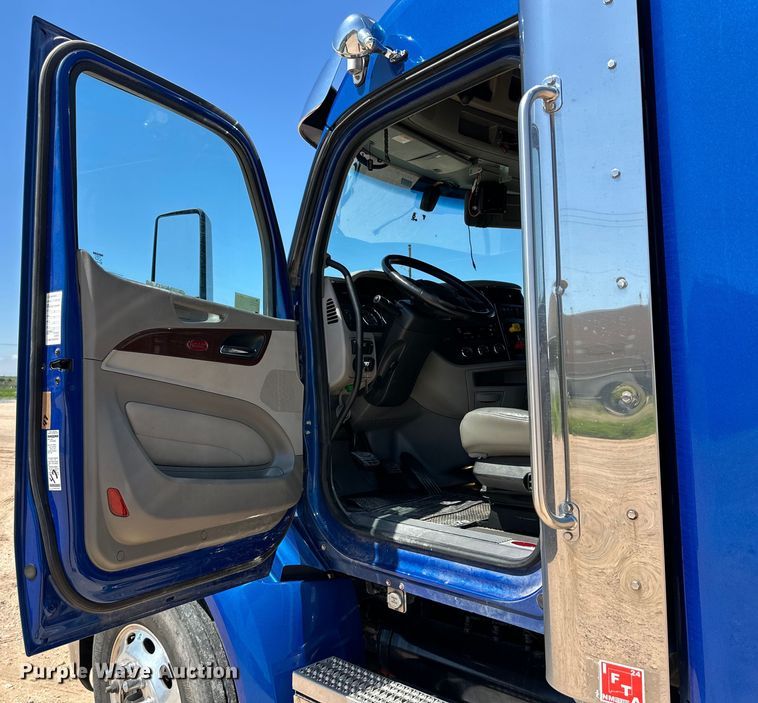 image for item ZA0423 2020 Peterbilt 579 semi truck