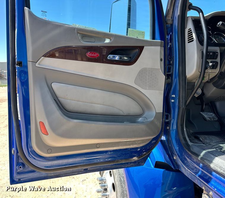 image for item ZA0423 2020 Peterbilt 579 semi truck