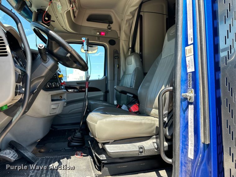 image for item ZA0423 2020 Peterbilt 579 semi truck