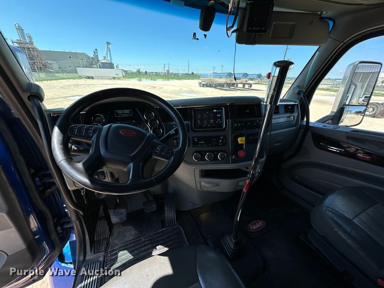 image for item ZA0423 2020 Peterbilt 579 semi truck