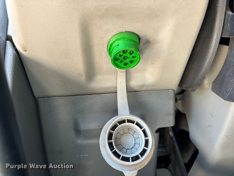 image for item ZA0423 2020 Peterbilt 579 semi truck