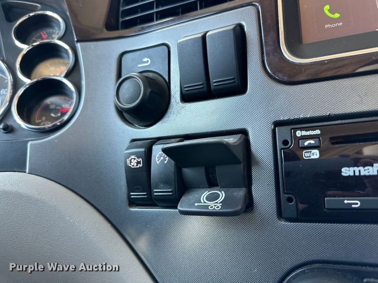 image for item ZA0423 2020 Peterbilt 579 semi truck