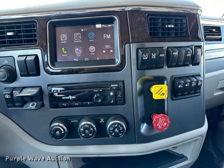 image for item ZA0423 2020 Peterbilt 579 semi truck