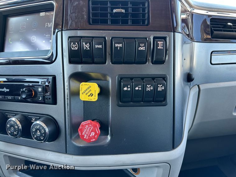 image for item ZA0423 2020 Peterbilt 579 semi truck