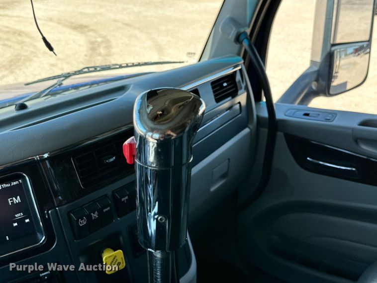 image for item ZA0423 2020 Peterbilt 579 semi truck