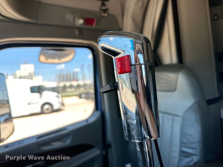 image for item ZA0423 2020 Peterbilt 579 semi truck