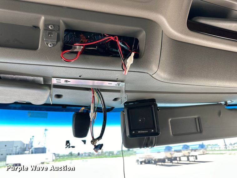 image for item ZA0423 2020 Peterbilt 579 semi truck