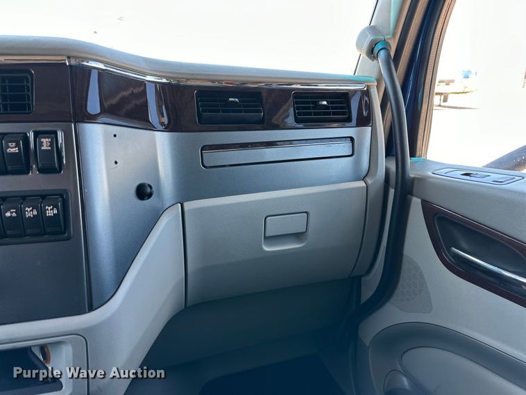 image for item ZA0423 2020 Peterbilt 579 semi truck