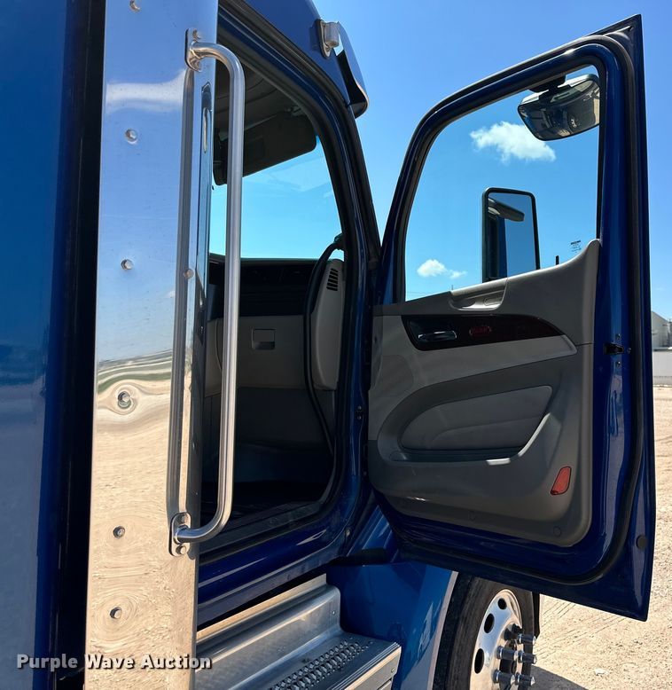 image for item ZA0423 2020 Peterbilt 579 semi truck