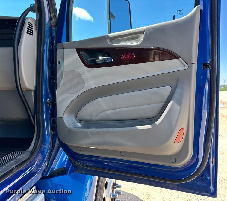 image for item ZA0423 2020 Peterbilt 579 semi truck