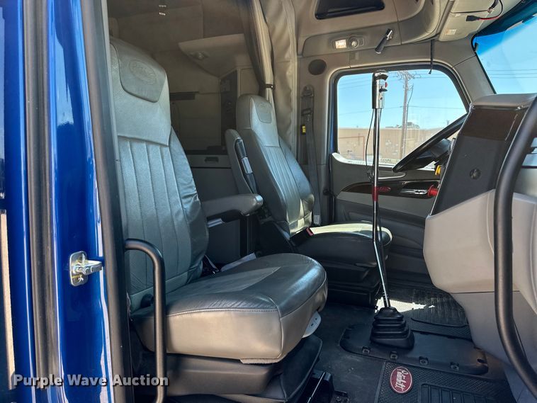 image for item ZA0423 2020 Peterbilt 579 semi truck