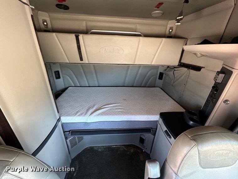 image for item ZA0423 2020 Peterbilt 579 semi truck