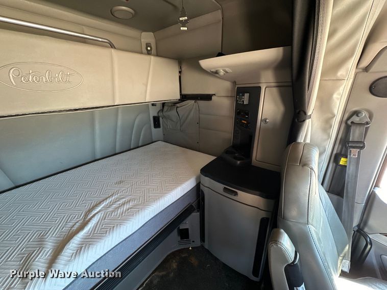 image for item ZA0423 2020 Peterbilt 579 semi truck