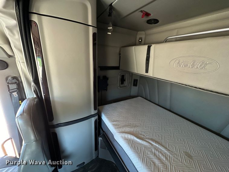 image for item ZA0423 2020 Peterbilt 579 semi truck