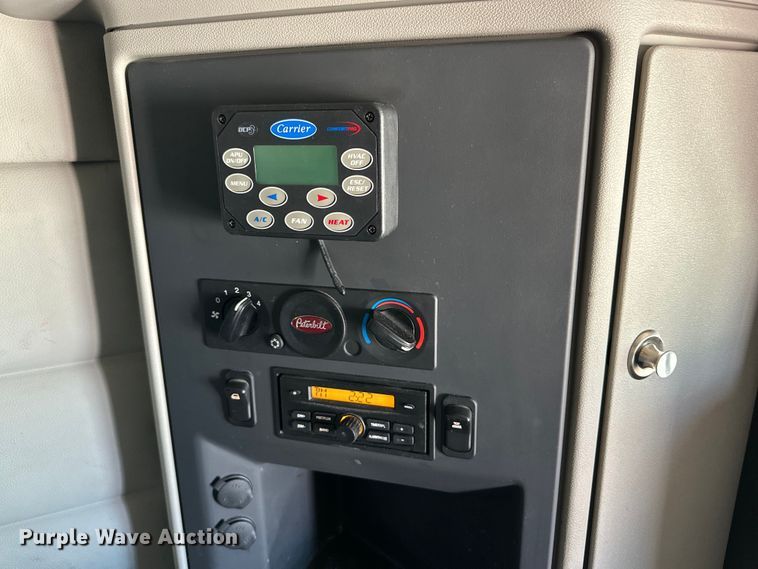 image for item ZA0423 2020 Peterbilt 579 semi truck