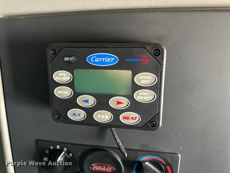 image for item ZA0423 2020 Peterbilt 579 semi truck