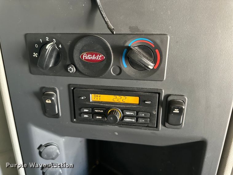 image for item ZA0423 2020 Peterbilt 579 semi truck