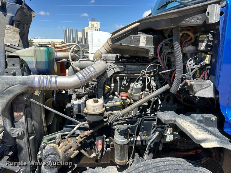 image for item ZA0423 2020 Peterbilt 579 semi truck