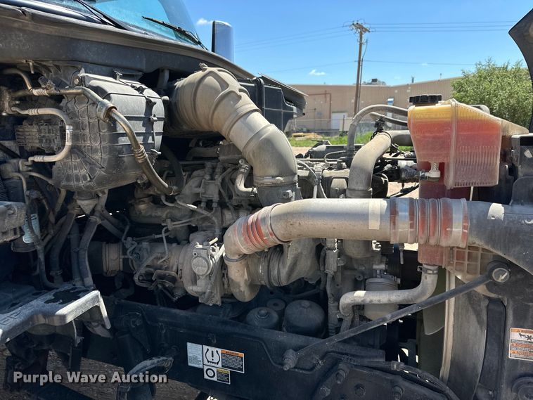 image for item ZA0423 2020 Peterbilt 579 semi truck