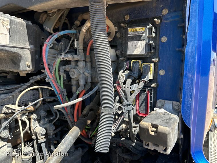 image for item ZA0423 2020 Peterbilt 579 semi truck