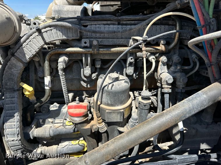 image for item ZA0423 2020 Peterbilt 579 semi truck