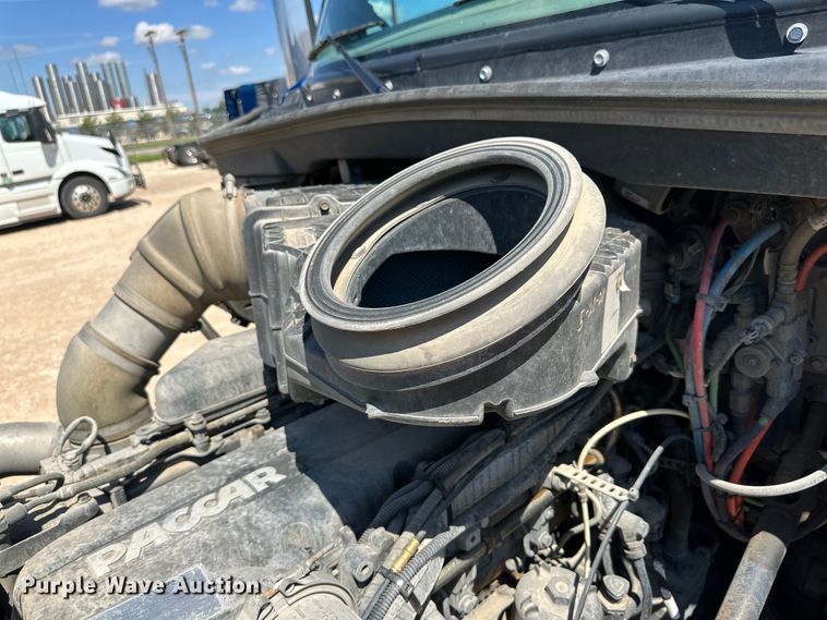 image for item ZA0423 2020 Peterbilt 579 semi truck