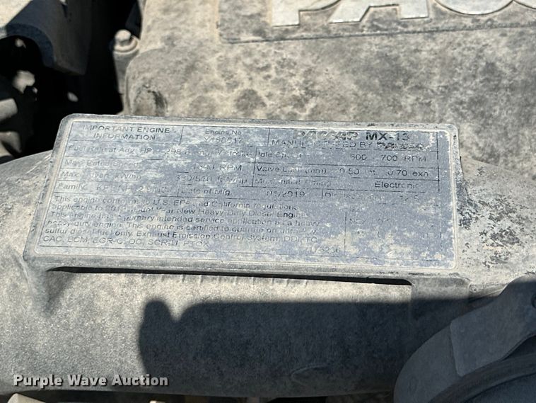 image for item ZA0423 2020 Peterbilt 579 semi truck