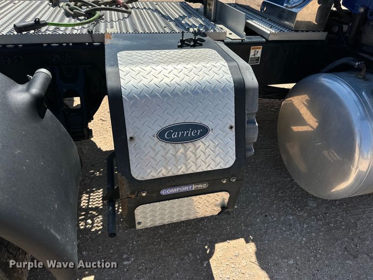 image for item ZA0423 2020 Peterbilt 579 semi truck