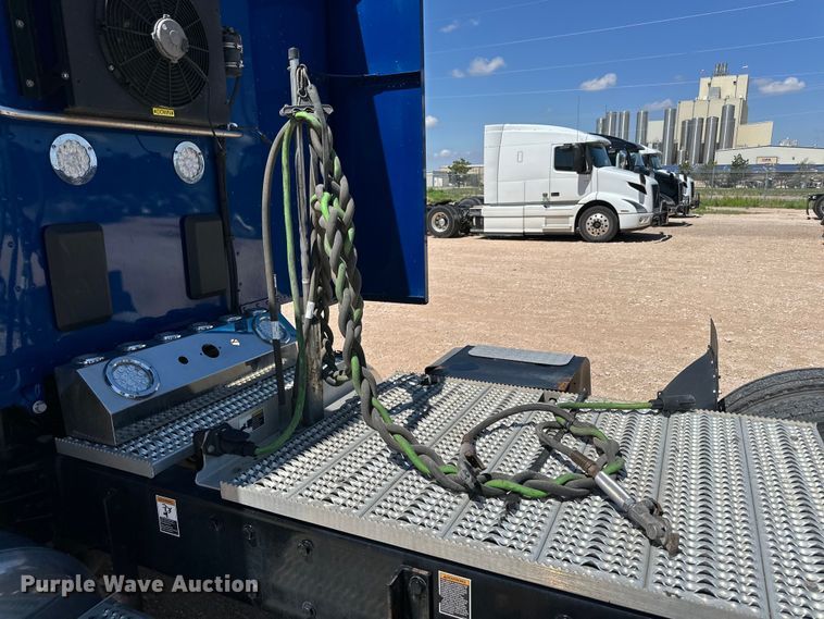 image for item ZA0423 2020 Peterbilt 579 semi truck