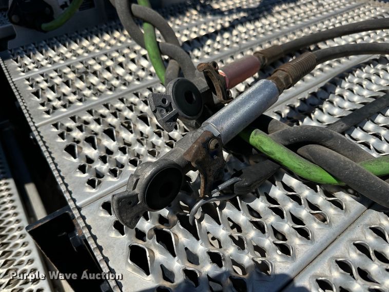 image for item ZA0423 2020 Peterbilt 579 semi truck