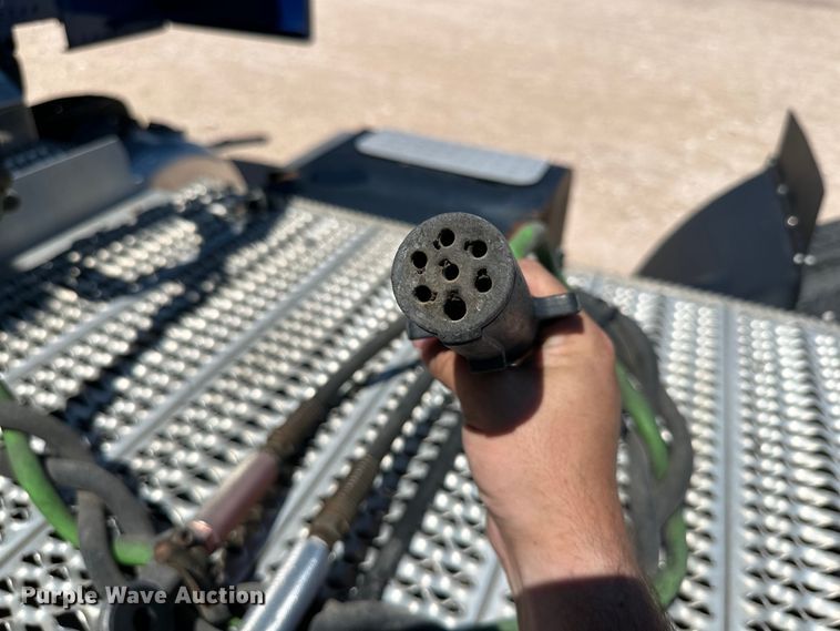 image for item ZA0423 2020 Peterbilt 579 semi truck