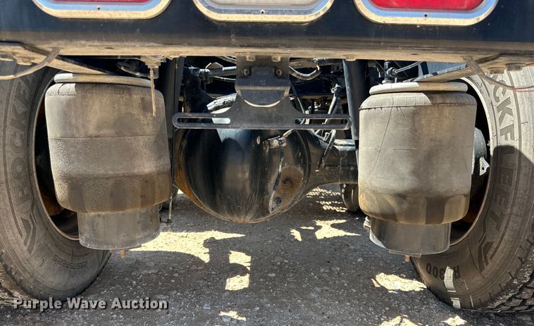 image for item ZA0423 2020 Peterbilt 579 semi truck